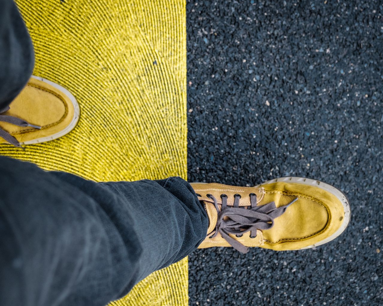 Идиомы со словом feet для занятоси, количества работы, To put best foot forward Идиомы со словом feet для занятоси, количества работы, To put best foot forward